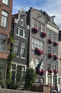 Por que as casas em Amsterdam são tortas?