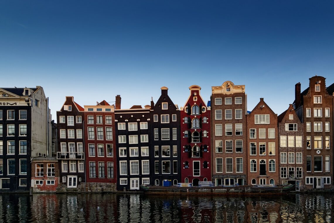 Por que as casas em Amsterdam são tortas?