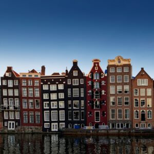 Por que as casas em Amsterdam são tortas?